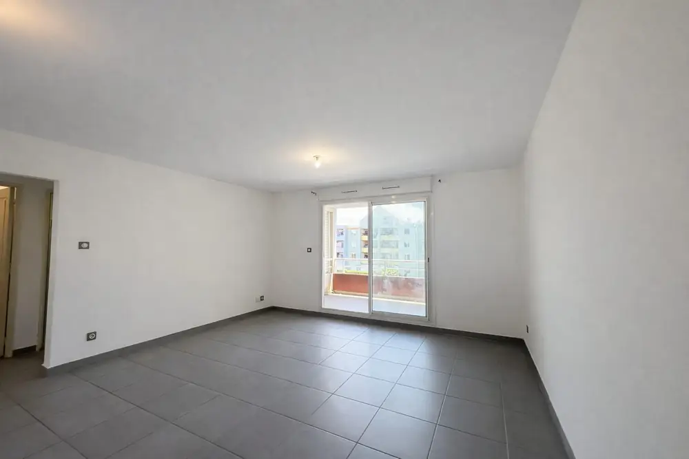 Séjour lumineux ouvrant sur le balcon, Appartement T3 à Saint-Benoît (97470), Stellar Immobilier