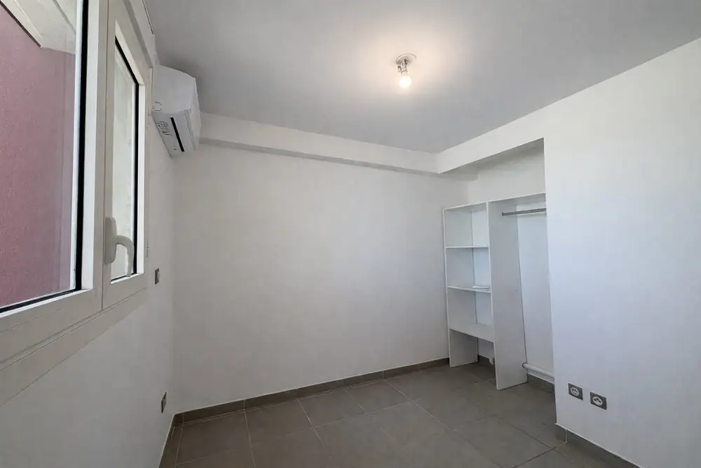 Chambre climatisée avec rangement, Appartement T3 à Saint-Benoît (97470), Stellar Immobilier