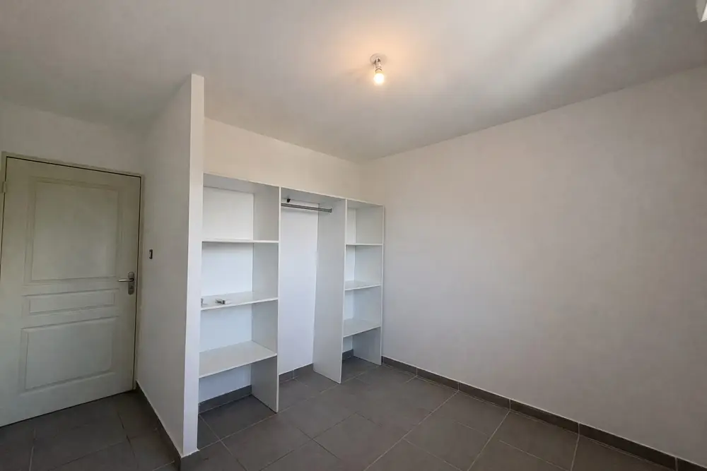 Chambre avec placard, Appartement T3 à Saint-Benoît (97470), Stellar Immobilier