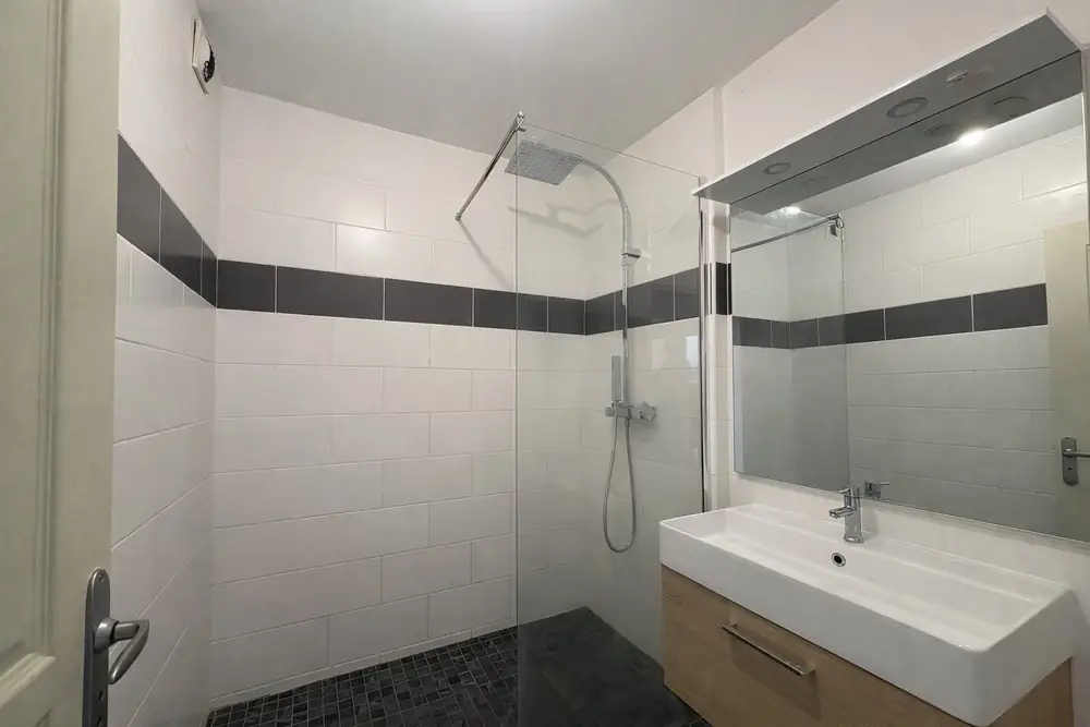 Salle d'eau avec douche à l'italienne, Appartement T3 à Saint-Benoît (97470), Stellar Immobilier