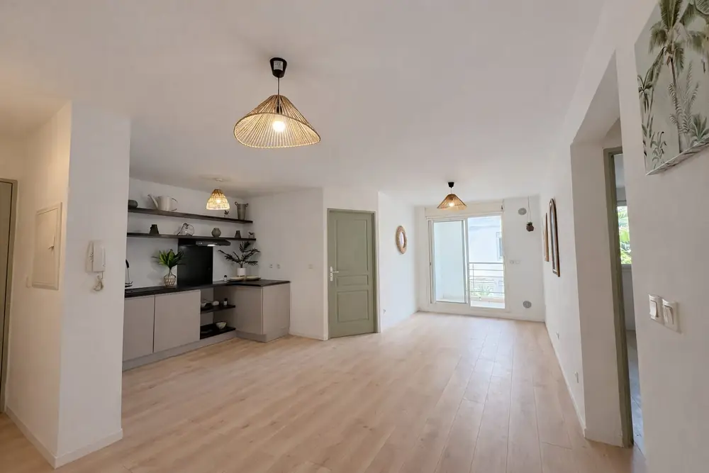 Séjour lumineux ouvrant sur le balcon, Appartement T3 rénové (Sainte-Clotilde) à Saint-Denis (97490), Stellar Immobilier