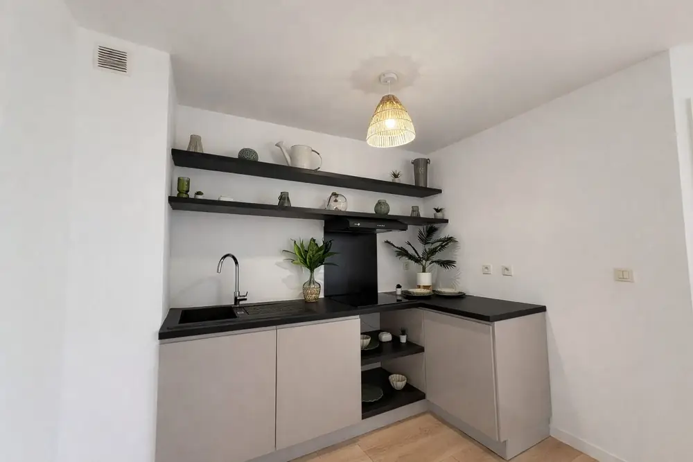 Cuisine équipée moderne, Appartement T3 rénové (Sainte-Clotilde) à Saint-Denis (97490), Stellar Immobilier