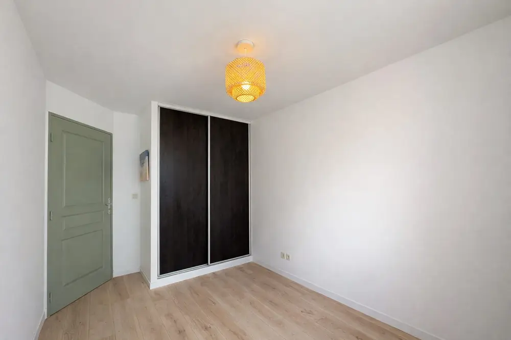 Chambre avec placard, Appartement T3 rénové (Sainte-Clotilde) à Saint-Denis (97490), Stellar Immobilier