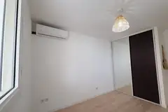 Chambre climatisée avec placard, Appartement T3 rénové (Sainte-Clotilde) à Saint-Denis (97490), Stellar Immobilier