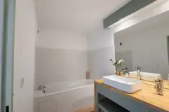 Salle de bains avec baignoire, Appartement T3 rénové (Sainte-Clotilde) à Saint-Denis (97490), Stellar Immobilier