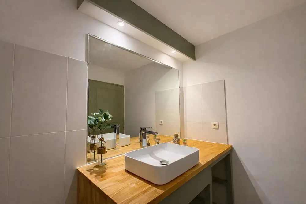 Salle d'eau avec vasque, Appartement T3 rénové (Sainte-Clotilde) à Saint-Denis (97490), Stellar Immobilier